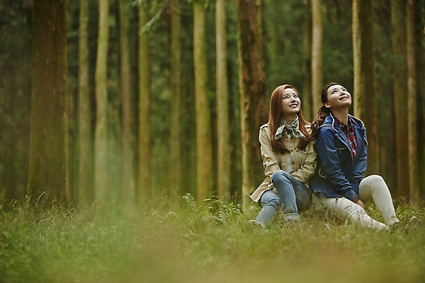 포토 JPG 주간 나무 여자 여유 여행 휴식 한국 미소 사람 앉기 동양인 상반신 20대 성인 야외 두명 앞모습 친구 제주도 우정 트래킹 한국인 올려보기 숲 상쾌 여자만 성인여자만 청년만 청년여자만 성인만 국내포토 자연요소 식물 감정 아시아 뷰포인트 컨셉 관계 모션 레저 표정 인종 청년 파일형식