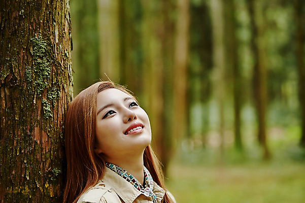 포토 JPG 주간 나무 여자 여유 여행 휴식 한국 한명 미소 사람 앉기 동양인 상반신 20대 성인 야외 앞모습 제주도 기댐 트래킹 한국인 올려보기 숲 상쾌 여자만 여자한명만 성인여자만 청년만 청년여자만 성인한명만 청년여자한명만 성인여자한명만 성인만 국내포토 자연요소 식물 1 감정 아시아 뷰포인트 컨셉 모션 레저 표정 인종 청년 파일형식
