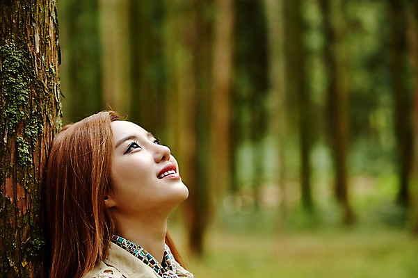 포토 JPG 주간 나무 여자 여유 여행 휴식 한국 한명 미소 사람 앉기 동양인 상반신 20대 성인 야외 제주도 기댐 트래킹 한국인 올려보기 숲 상쾌 여자만 여자한명만 성인여자만 청년만 청년여자만 성인한명만 청년여자한명만 성인여자한명만 성인만 국내포토 자연요소 식물 1 감정 아시아 컨셉 모션 레저 표정 인종 청년 파일형식