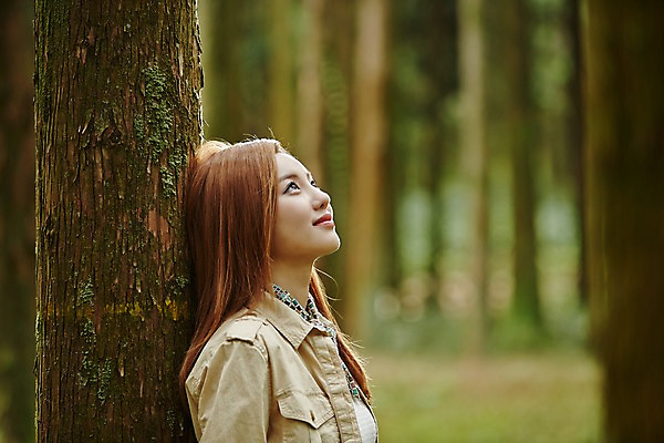 포토 JPG 주간 나무 여자 여유 여행 휴식 한국 한명 서기 미소 사람 동양인 상반신 20대 성인 야외 옆모습 제주도 기댐 트래킹 한국인 올려보기 숲 상쾌 여자만 여자한명만 성인여자만 청년만 청년여자만 성인한명만 청년여자한명만 성인여자한명만 성인만 국내포토 자연요소 식물 1 감정 아시아 뷰포인트 컨셉 모션 레저 표정 인종 청년 파일형식