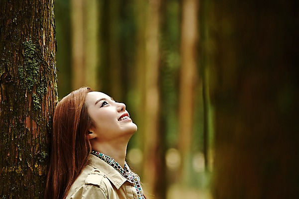 포토 JPG 주간 나무 여자 여유 여행 휴식 한국 한명 서기 미소 사람 동양인 상반신 20대 성인 야외 옆모습 제주도 기댐 트래킹 한국인 올려보기 숲 상쾌 여자만 여자한명만 성인여자만 청년만 청년여자만 성인한명만 청년여자한명만 성인여자한명만 성인만 국내포토 자연요소 식물 1 감정 아시아 뷰포인트 컨셉 모션 레저 표정 인종 청년 파일형식