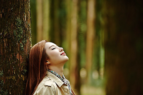 포토 JPG 주간 나무 여자 여유 여행 휴식 한국 한명 서기 미소 사람 동양인 상반신 20대 성인 야외 옆모습 제주도 눈감음 기댐 트래킹 한국인 숲 상쾌 여자만 여자한명만 성인여자만 청년만 청년여자만 성인한명만 청년여자한명만 성인여자한명만 성인만 국내포토 자연요소 식물 1 감정 아시아 뷰포인트 컨셉 모션 레저 표정 인종 청년 파일형식