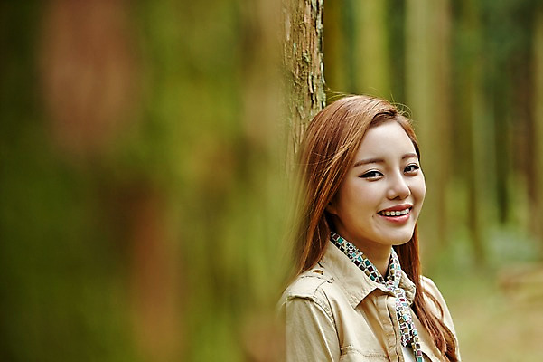 포토 JPG 주간 나무 여자 여유 여행 휴식 한국 한명 서기 미소 사람 동양인 상반신 20대 성인 야외 앞모습 제주도 기댐 트래킹 한국인 숲 상쾌 여자만 여자한명만 성인여자만 청년만 청년여자만 성인한명만 청년여자한명만 성인여자한명만 성인만 국내포토 자연요소 식물 1 감정 아시아 뷰포인트 컨셉 모션 레저 표정 인종 청년 파일형식