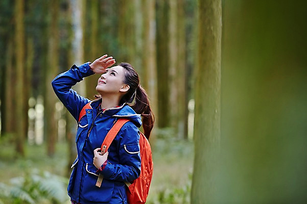 포토 JPG 주간 나무 여자 여유 여행 가방 휴식 한국 한명 서기 미소 사람 동양인 손짓 상반신 20대 성인 야외 앞모습 제주도 트래킹 한국인 올려보기 숲 상쾌 여자만 여자한명만 성인여자만 청년만 청년여자만 성인한명만 청년여자한명만 성인여자한명만 성인만 국내포토 자연요소 식물 1 잡화 감정 아시아 뷰포인트 컨셉 모션 레저 표정 인종 청년 파일형식