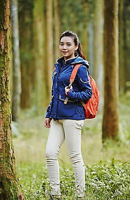 포토 JPG 주간 전신 나무 여자 여유 여행 가방 휴식 한국 한명 서기 미소 사람 동양인 20대 성인 야외 옆모습 제주도 트래킹 한국인 숲 상쾌 여자만 여자한명만 성인여자만 청년만 청년여자만 성인한명만 청년여자한명만 성인여자한명만 성인만 국내포토 자연요소 식물 1 잡화 감정 아시아 뷰포인트 컨셉 모션 레저 표정 인종 청년 파일형식