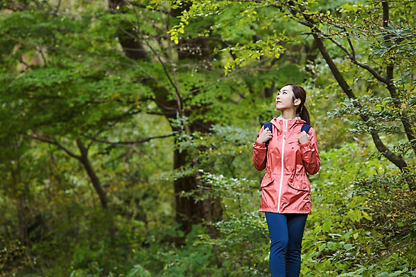 포토 JPG 주간 나무 여자 여유 여행 휴식 한국 한명 사람 동양인 상반신 20대 성인 야외 앞모습 제주도 걷기 트래킹 한국인 올려보기 숲 상쾌 여자만 여자한명만 성인여자만 청년만 청년여자만 성인한명만 청년여자한명만 성인여자한명만 성인만 국내포토 자연요소 식물 1 감정 아시아 뷰포인트 컨셉 모션 레저 인종 청년 파일형식