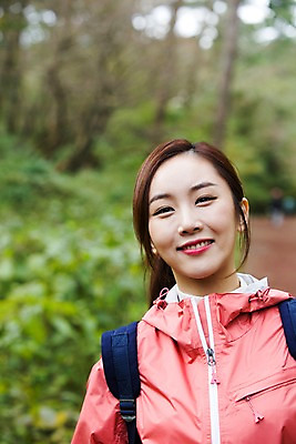 포토 JPG 주간 나무 여자 여유 여행 휴식 한국 한명 미소 사람 동양인 상반신 20대 성인 야외 앞모습 제주도 걷기 트래킹 한국인 숲 상쾌 여자만 여자한명만 성인여자만 청년만 청년여자만 성인한명만 청년여자한명만 성인여자한명만 성인만 국내포토 자연요소 식물 1 감정 아시아 뷰포인트 컨셉 모션 레저 표정 인종 청년 파일형식