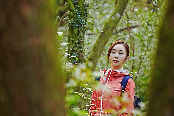 포토 JPG 주간 나무 여자 여유 여행 휴식 한국 한명 서기 사람 동양인 상반신 20대 성인 야외 앞모습 제주도 트래킹 한국인 숲 상쾌 여자만 여자한명만 성인여자만 청년만 청년여자만 성인한명만 청년여자한명만 성인여자한명만 성인만 국내포토 자연요소 식물 1 감정 아시아 뷰포인트 컨셉 모션 레저 인종 청년 파일형식
