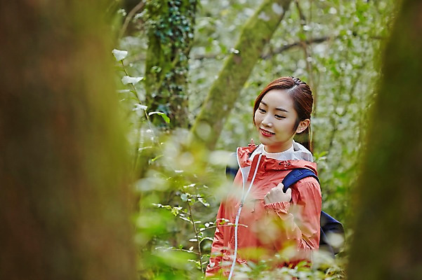 포토 JPG 주간 나무 여자 여유 여행 휴식 한국 한명 서기 미소 사람 동양인 상반신 20대 성인 야외 제주도 트래킹 한국인 숲 상쾌 여자만 여자한명만 성인여자만 청년만 청년여자만 성인한명만 청년여자한명만 성인여자한명만 성인만 국내포토 자연요소 식물 1 감정 아시아 컨셉 모션 레저 표정 인종 청년 파일형식