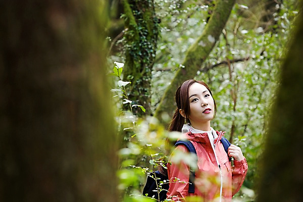 포토 JPG 주간 나무 여자 여유 여행 휴식 한국 한명 서기 사람 동양인 상반신 20대 성인 야외 앞모습 제주도 트래킹 한국인 숲 상쾌 여자만 여자한명만 성인여자만 청년만 청년여자만 성인한명만 청년여자한명만 성인여자한명만 성인만 국내포토 자연요소 식물 1 감정 아시아 뷰포인트 컨셉 모션 레저 인종 청년 파일형식