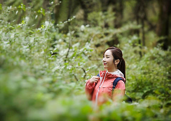 포토 JPG 주간 여자 여유 여행 휴식 한국 한명 서기 미소 사람 동양인 상반신 20대 성인 야외 옆모습 제주도 트래킹 한국인 풀 숲 상쾌 여자만 여자한명만 성인여자만 청년만 청년여자만 성인한명만 청년여자한명만 성인여자한명만 성인만 국내포토 자연요소 식물 1 감정 아시아 뷰포인트 컨셉 모션 레저 표정 인종 청년 파일형식