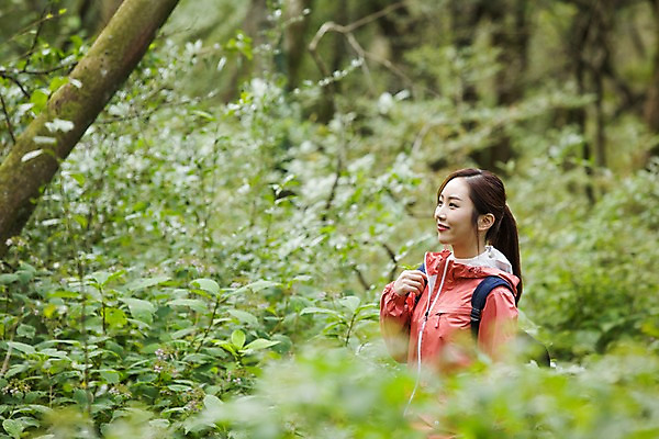 포토 JPG 주간 나무 여자 여유 여행 휴식 한국 한명 서기 미소 사람 동양인 상반신 20대 성인 야외 옆모습 제주도 트래킹 한국인 풀 숲 상쾌 여자만 여자한명만 성인여자만 청년만 청년여자만 성인한명만 청년여자한명만 성인여자한명만 성인만 국내포토 자연요소 식물 1 감정 아시아 뷰포인트 컨셉 모션 레저 표정 인종 청년 파일형식