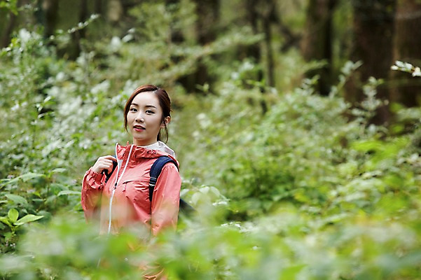 포토 JPG 주간 나무 여자 여유 여행 휴식 한국 한명 서기 사람 동양인 상반신 20대 성인 야외 앞모습 제주도 트래킹 한국인 풀 숲 상쾌 여자만 여자한명만 성인여자만 청년만 청년여자만 성인한명만 청년여자한명만 성인여자한명만 성인만 국내포토 자연요소 식물 1 감정 아시아 뷰포인트 컨셉 모션 레저 인종 청년 파일형식