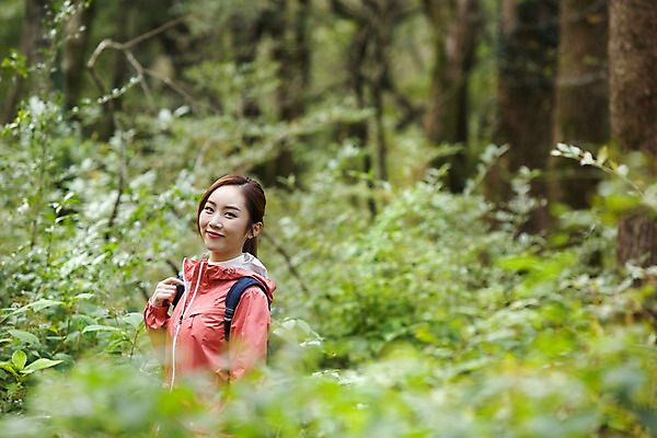 포토 JPG 주간 나무 여자 여유 여행 휴식 한국 한명 서기 미소 사람 동양인 상반신 20대 성인 야외 제주도 트래킹 한국인 풀 숲 상쾌 여자만 여자한명만 성인여자만 청년만 청년여자만 성인한명만 청년여자한명만 성인여자한명만 성인만 국내포토 자연요소 식물 1 감정 아시아 컨셉 모션 레저 표정 인종 청년 파일형식