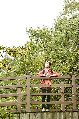 포토 JPG 주간 전신 나무 응시 여자 여유 여행 휴식 한국 한명 서기 사람 동양인 20대 성인 야외 앞모습 제주도 트래킹 한국인 숲 상쾌 가교 여자만 여자한명만 성인여자만 청년만 청년여자만 성인한명만 청년여자한명만 성인여자한명만 성인만 국내포토 자연요소 식물 1 건축물 시선 감정 아시아 뷰포인트 컨셉 모션 레저 인종 청년 파일형식