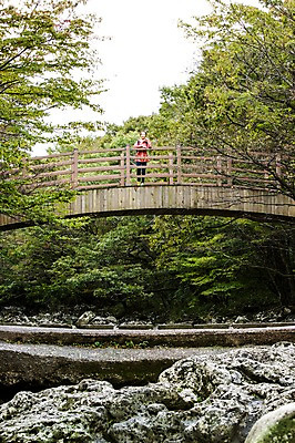 포토 JPG 주간 전신 나무 여자 여유 여행 휴식 한국 한명 서기 사람 동양인 20대 성인 야외 앞모습 제주도 트래킹 한국인 숲 상쾌 가교 여자만 여자한명만 성인여자만 청년만 청년여자만 성인한명만 청년여자한명만 성인여자한명만 성인만 국내포토 자연요소 식물 1 건축물 감정 아시아 뷰포인트 컨셉 모션 레저 인종 청년 파일형식