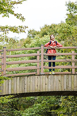 포토 JPG 주간 전신 나무 여자 여유 여행 휴식 한국 한명 서기 미소 사람 동양인 20대 성인 야외 앞모습 제주도 트래킹 한국인 숲 상쾌 가교 여자만 여자한명만 성인여자만 청년만 청년여자만 성인한명만 청년여자한명만 성인여자한명만 성인만 국내포토 자연요소 식물 1 건축물 감정 아시아 뷰포인트 컨셉 모션 레저 표정 인종 청년 파일형식