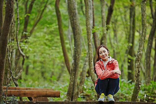 포토 JPG 주간 전신 나무 여자 여유 여행 휴식 한국 한명 미소 사람 앉기 동양인 20대 성인 야외 앞모습 제주도 트래킹 한국인 숲 상쾌 여자만 여자한명만 성인여자만 청년만 청년여자만 성인한명만 청년여자한명만 성인여자한명만 성인만 국내포토 자연요소 식물 1 감정 아시아 뷰포인트 컨셉 모션 레저 표정 인종 청년 파일형식