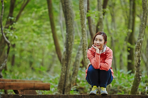포토 JPG 주간 전신 나무 여자 여유 여행 휴식 한국 한명 미소 사람 앉기 동양인 20대 성인 야외 앞모습 제주도 턱괴기 트래킹 한국인 숲 상쾌 여자만 여자한명만 성인여자만 청년만 청년여자만 성인한명만 청년여자한명만 성인여자한명만 성인만 국내포토 자연요소 식물 1 감정 아시아 뷰포인트 컨셉 모션 레저 표정 인종 청년 파일형식