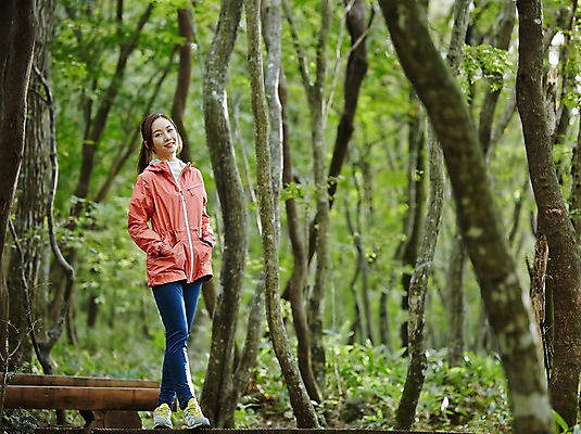 포토 JPG 주간 전신 나무 여자 여유 여행 휴식 한국 한명 서기 미소 사람 동양인 20대 성인 야외 앞모습 제주도 트래킹 한국인 숲 상쾌 여자만 여자한명만 성인여자만 청년만 청년여자만 성인한명만 청년여자한명만 성인여자한명만 성인만 국내포토 자연요소 식물 1 감정 아시아 뷰포인트 컨셉 모션 레저 표정 인종 청년 파일형식