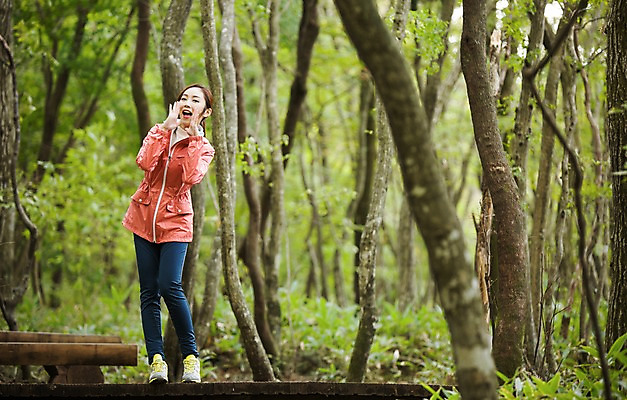 포토 JPG 주간 전신 나무 여자 여유 여행 휴식 한국 한명 서기 미소 사람 동양인 손짓 20대 성인 야외 앞모습 제주도 트래킹 한국인 숲 상쾌 여자만 여자한명만 성인여자만 청년만 청년여자만 성인한명만 청년여자한명만 성인여자한명만 성인만 국내포토 자연요소 식물 1 감정 아시아 뷰포인트 컨셉 모션 레저 표정 인종 청년 파일형식