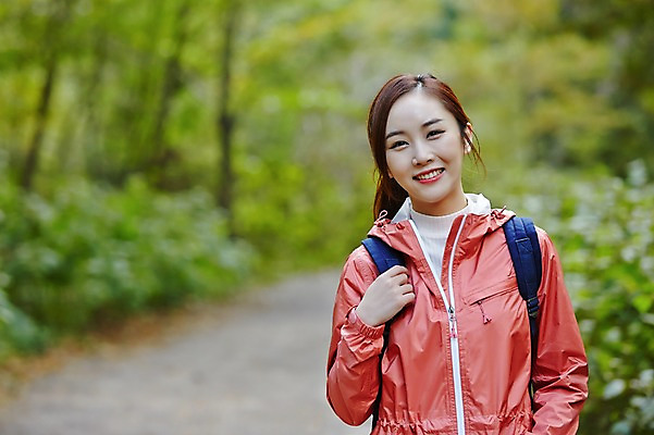 포토 JPG 주간 나무 여자 길 여유 여행 휴식 한국 한명 서기 미소 사람 동양인 상반신 20대 성인 야외 앞모습 제주도 트래킹 한국인 숲 상쾌 여자만 여자한명만 성인여자만 청년만 청년여자만 성인한명만 청년여자한명만 성인여자한명만 성인만 국내포토 자연요소 식물 1 감정 아시아 뷰포인트 컨셉 모션 레저 표정 인종 청년 파일형식