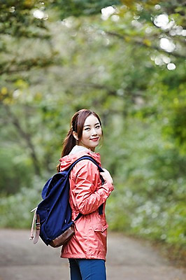 포토 JPG 주간 나무 여자 길 여유 여행 가방 휴식 한국 한명 서기 미소 사람 동양인 상반신 20대 성인 야외 옆모습 제주도 트래킹 한국인 숲 상쾌 여자만 여자한명만 성인여자만 청년만 청년여자만 성인한명만 청년여자한명만 성인여자한명만 성인만 국내포토 자연요소 식물 1 잡화 감정 아시아 뷰포인트 컨셉 모션 레저 표정 인종 청년 파일형식