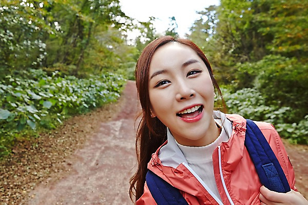 포토 JPG 주간 나무 여자 길 여유 여행 휴식 한국 한명 서기 미소 사람 동양인 상반신 20대 성인 야외 앞모습 제주도 트래킹 한국인 풀 숲 상쾌 여자만 여자한명만 성인여자만 청년만 청년여자만 성인한명만 청년여자한명만 성인여자한명만 성인만 국내포토 자연요소 식물 1 감정 아시아 뷰포인트 컨셉 모션 레저 표정 인종 청년 파일형식