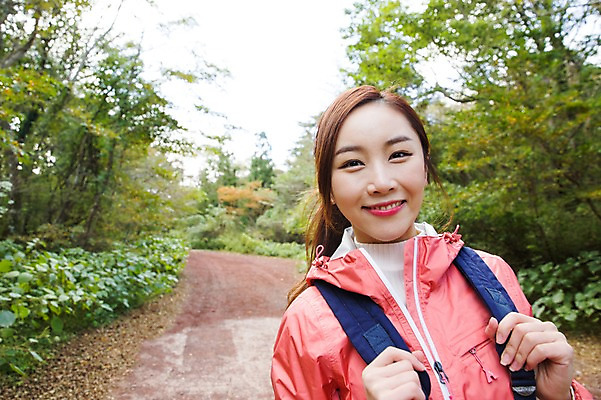 포토 JPG 주간 나무 여자 길 여유 여행 휴식 한국 한명 서기 미소 사람 동양인 상반신 20대 성인 야외 앞모습 제주도 트래킹 한국인 숲 상쾌 여자만 여자한명만 성인여자만 청년만 청년여자만 성인한명만 청년여자한명만 성인여자한명만 성인만 국내포토 자연요소 식물 1 감정 아시아 뷰포인트 컨셉 모션 레저 표정 인종 청년 파일형식