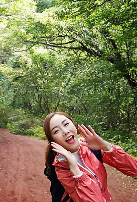 포토 JPG 주간 나무 여자 길 여유 여행 휴식 한국 한명 서기 미소 사람 동양인 손짓 상반신 20대 성인 야외 앞모습 제주도 외침 트래킹 한국인 숲 상쾌 여자만 여자한명만 성인여자만 청년만 청년여자만 성인한명만 청년여자한명만 성인여자한명만 성인만 국내포토 자연요소 식물 1 감정 아시아 뷰포인트 컨셉 모션 레저 표정 인종 청년 소리 파일형식