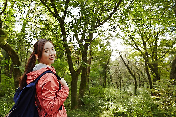 포토 JPG 주간 나무 여자 여유 여행 가방 휴식 한국 한명 미소 사람 동양인 상반신 20대 성인 야외 뒷모습 제주도 트래킹 한국인 뒤돌아보기 숲 상쾌 여자만 여자한명만 성인여자만 청년만 청년여자만 성인한명만 청년여자한명만 성인여자한명만 성인만 국내포토 자연요소 식물 1 잡화 감정 아시아 뷰포인트 컨셉 모션 레저 표정 인종 청년 파일형식