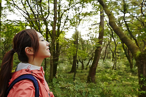 포토 JPG 주간 나무 여자 여유 여행 휴식 한국 한명 서기 미소 사람 동양인 상반신 20대 성인 야외 옆모습 제주도 눈감음 트래킹 한국인 숲 상쾌 여자만 여자한명만 성인여자만 청년만 청년여자만 성인한명만 청년여자한명만 성인여자한명만 성인만 국내포토 자연요소 식물 1 감정 아시아 뷰포인트 컨셉 모션 레저 표정 인종 청년 파일형식