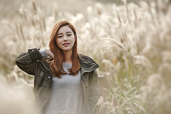 포토 JPG 주간 여자 여유 여행 휴식 한국 한명 서기 미소 사람 동양인 손짓 상반신 20대 성인 야외 앞모습 제주도 산책 한국인 억새 억새밭 여자만 여자한명만 성인여자만 청년만 청년여자만 성인한명만 청년여자한명만 성인여자한명만 성인만 국내포토 자연요소 식물 1 감정 아시아 뷰포인트 컨셉 모션 표정 인종 청년 파일형식