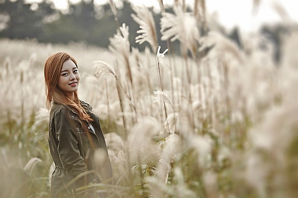 포토 JPG 주간 여자 여유 여행 휴식 한국 한명 서기 미소 사람 동양인 상반신 20대 성인 야외 옆모습 제주도 산책 한국인 억새 억새밭 여자만 여자한명만 성인여자만 청년만 청년여자만 성인한명만 청년여자한명만 성인여자한명만 성인만 국내포토 자연요소 식물 1 감정 아시아 뷰포인트 컨셉 모션 표정 인종 청년 파일형식