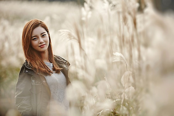 포토 JPG 주간 여자 여유 여행 휴식 한국 한명 서기 미소 사람 동양인 상반신 20대 성인 야외 앞모습 제주도 산책 한국인 억새 억새밭 여자만 여자한명만 성인여자만 청년만 청년여자만 성인한명만 청년여자한명만 성인여자한명만 성인만 국내포토 자연요소 식물 1 감정 아시아 뷰포인트 컨셉 모션 표정 인종 청년 파일형식