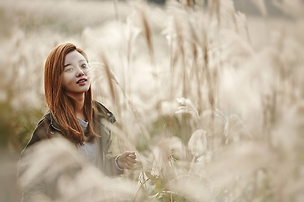 포토 JPG 주간 여자 여유 여행 휴식 한국 한명 서기 미소 사람 동양인 상반신 20대 성인 야외 앞모습 제주도 산책 한국인 억새 억새밭 여자만 여자한명만 성인여자만 청년만 청년여자만 성인한명만 청년여자한명만 성인여자한명만 성인만 국내포토 자연요소 식물 1 감정 아시아 뷰포인트 컨셉 모션 표정 인종 청년 파일형식