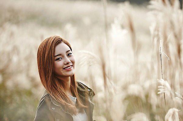 포토 JPG 주간 여자 여유 여행 휴식 한국 한명 서기 미소 사람 동양인 상반신 20대 성인 야외 제주도 산책 한국인 억새 억새밭 여자만 여자한명만 성인여자만 청년만 청년여자만 성인한명만 청년여자한명만 성인여자한명만 성인만 국내포토 자연요소 식물 1 감정 아시아 컨셉 모션 표정 인종 청년 파일형식