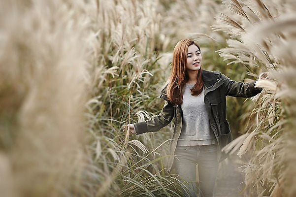 포토 JPG 주간 여자 여유 여행 휴식 한국 한명 미소 사람 동양인 손짓 상반신 20대 성인 야외 앞모습 제주도 걷기 산책 만지기 한국인 억새 억새밭 여자만 여자한명만 성인여자만 청년만 청년여자만 성인한명만 청년여자한명만 성인여자한명만 성인만 국내포토 자연요소 식물 1 감정 아시아 뷰포인트 컨셉 모션 표정 인종 청년 파일형식