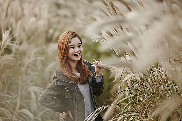 포토 JPG 주간 여자 여유 여행 휴식 한국 한명 서기 미소 사람 동양인 손짓 상반신 20대 성인 야외 앞모습 제주도 산책 만지기 한국인 억새 억새밭 여자만 여자한명만 성인여자만 청년만 청년여자만 성인한명만 청년여자한명만 성인여자한명만 성인만 국내포토 자연요소 식물 1 감정 아시아 뷰포인트 컨셉 모션 표정 인종 청년 파일형식