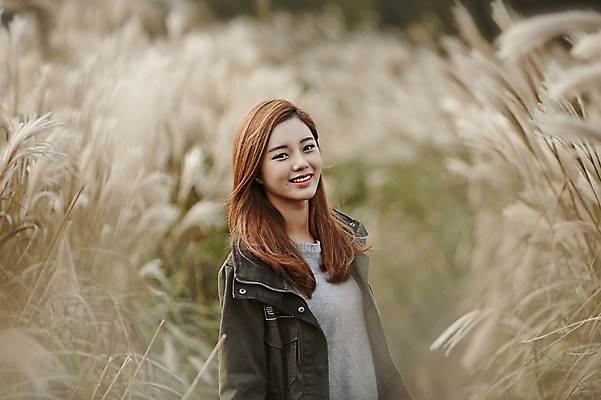 포토 JPG 주간 여자 여유 여행 휴식 한국 한명 서기 미소 사람 동양인 상반신 20대 성인 야외 앞모습 제주도 산책 한국인 억새 억새밭 여자만 여자한명만 성인여자만 청년만 청년여자만 성인한명만 청년여자한명만 성인여자한명만 성인만 국내포토 자연요소 식물 1 감정 아시아 뷰포인트 컨셉 모션 표정 인종 청년 파일형식
