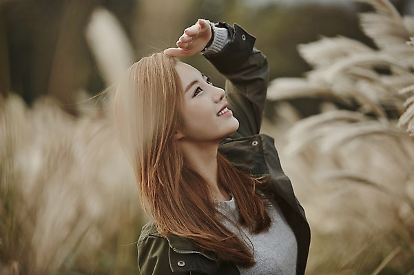 포토 JPG 주간 여자 여유 여행 휴식 한국 한명 서기 미소 사람 동양인 손짓 상반신 20대 성인 야외 옆모습 제주도 산책 한국인 올려보기 억새 억새밭 여자만 여자한명만 성인여자만 청년만 청년여자만 성인한명만 청년여자한명만 성인여자한명만 성인만 국내포토 자연요소 식물 1 감정 아시아 뷰포인트 컨셉 모션 표정 인종 청년 파일형식