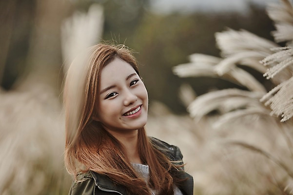 포토 JPG 주간 여자 여유 여행 휴식 한국 한명 서기 미소 사람 동양인 상반신 20대 성인 야외 제주도 산책 한국인 억새 억새밭 여자만 여자한명만 성인여자만 청년만 청년여자만 성인한명만 청년여자한명만 성인여자한명만 성인만 국내포토 자연요소 식물 1 감정 아시아 컨셉 모션 표정 인종 청년 파일형식