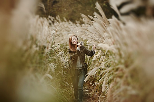 포토 JPG 주간 여자 여유 여행 휴식 한국 한명 미소 들기 사람 동양인 상반신 20대 성인 야외 앞모습 제주도 걷기 카메라 산책 만지기 한국인 억새 억새밭 여자만 여자한명만 성인여자만 청년만 청년여자만 성인한명만 청년여자한명만 성인여자한명만 성인만 국내포토 자연요소 식물 1 감정 아시아 뷰포인트 컨셉 모션 표정 인종 청년 전자제품 파일형식