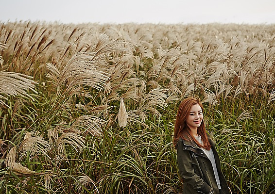 포토 JPG 주간 여자 여유 여행 휴식 한국 한명 서기 미소 사람 동양인 상반신 20대 성인 야외 하이앵글 제주도 산책 한국인 억새 억새밭 여자만 여자한명만 성인여자만 청년만 청년여자만 성인한명만 청년여자한명만 성인여자한명만 성인만 국내포토 자연요소 식물 1 감정 아시아 뷰포인트 컨셉 모션 표정 인종 청년 파일형식