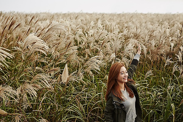 포토 JPG 주간 여자 여유 여행 휴식 한국 한명 서기 미소 사람 동양인 손짓 상반신 20대 성인 야외 앞모습 하이앵글 제주도 손들기 산책 한국인 억새 억새밭 여자만 여자한명만 성인여자만 청년만 청년여자만 성인한명만 청년여자한명만 성인여자한명만 성인만 국내포토 자연요소 식물 1 감정 아시아 뷰포인트 컨셉 모션 표정 인종 청년 파일형식