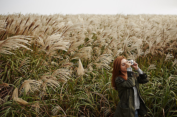 포토 JPG 주간 여자 여유 여행 휴식 한국 한명 서기 들기 사람 동양인 상반신 20대 성인 야외 앞모습 제주도 카메라 사진촬영 산책 한국인 억새 억새밭 여자만 여자한명만 성인여자만 청년만 청년여자만 성인한명만 청년여자한명만 성인여자한명만 성인만 국내포토 자연요소 식물 1 감정 아시아 뷰포인트 컨셉 모션 인종 청년 전자제품 촬영 파일형식