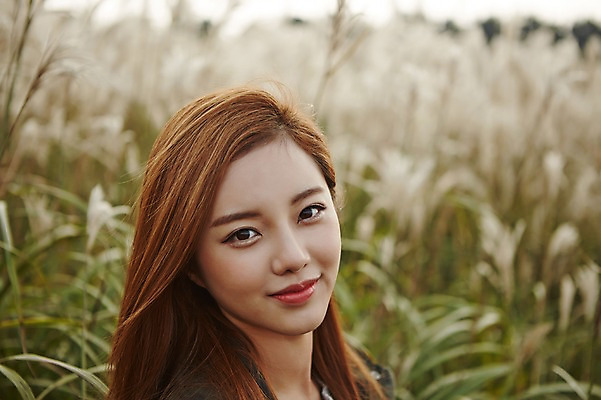 포토 JPG 주간 여자 여유 여행 휴식 한국 한명 미소 사람 동양인 상반신 20대 성인 야외 앞모습 제주도 산책 한국인 억새 억새밭 여자만 여자한명만 성인여자만 청년만 청년여자만 성인한명만 청년여자한명만 성인여자한명만 성인만 국내포토 자연요소 식물 1 감정 아시아 뷰포인트 컨셉 표정 인종 청년 파일형식