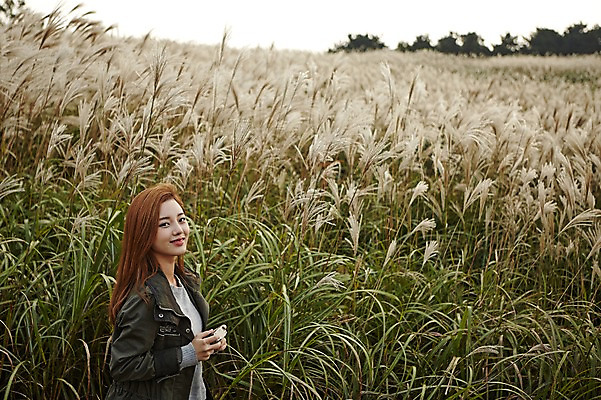 포토 JPG 주간 여자 여유 여행 휴식 한국 한명 서기 미소 들기 사람 동양인 상반신 20대 성인 야외 옆모습 제주도 카메라 산책 한국인 억새 억새밭 여자만 여자한명만 성인여자만 청년만 청년여자만 성인한명만 청년여자한명만 성인여자한명만 성인만 국내포토 자연요소 식물 1 감정 아시아 뷰포인트 컨셉 모션 표정 인종 청년 전자제품 파일형식