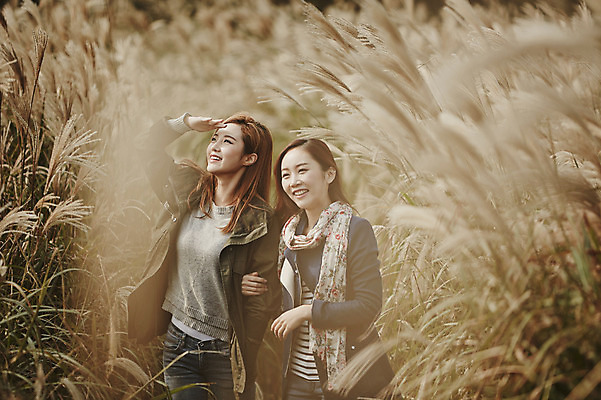 포토 JPG 주간 여자 여유 여행 휴식 한국 미소 사람 동양인 손짓 상반신 20대 성인 야외 두명 앞모습 친구 제주도 걷기 팔짱 산책 한국인 관찰 억새 억새밭 여자만 성인여자만 청년만 청년여자만 성인만 국내포토 자연요소 식물 감정 아시아 뷰포인트 컨셉 관계 모션 표정 인종 청년 파일형식