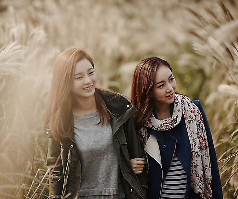 포토 JPG 주간 응시 여자 여유 여행 휴식 한국 미소 사람 동양인 상반신 20대 성인 야외 두명 앞모습 친구 제주도 걷기 팔짱 산책 한국인 억새 억새밭 여자만 성인여자만 청년만 청년여자만 성인만 국내포토 자연요소 식물 시선 감정 아시아 뷰포인트 컨셉 관계 모션 표정 인종 청년 파일형식